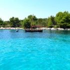 Boot in klarem Wasser - Kroatien