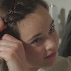 "Zickenalarm - Mädchen in der Pubertät": Luna beim Haare flechten.