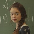 "Zickenalarm - Mädchen in der Pubertät": Luna steht vor einer Tafel mit Matheaufgaben.