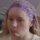 "Zickenalarm - Mädchen in der Pubertät": Marie beim Haare färben.