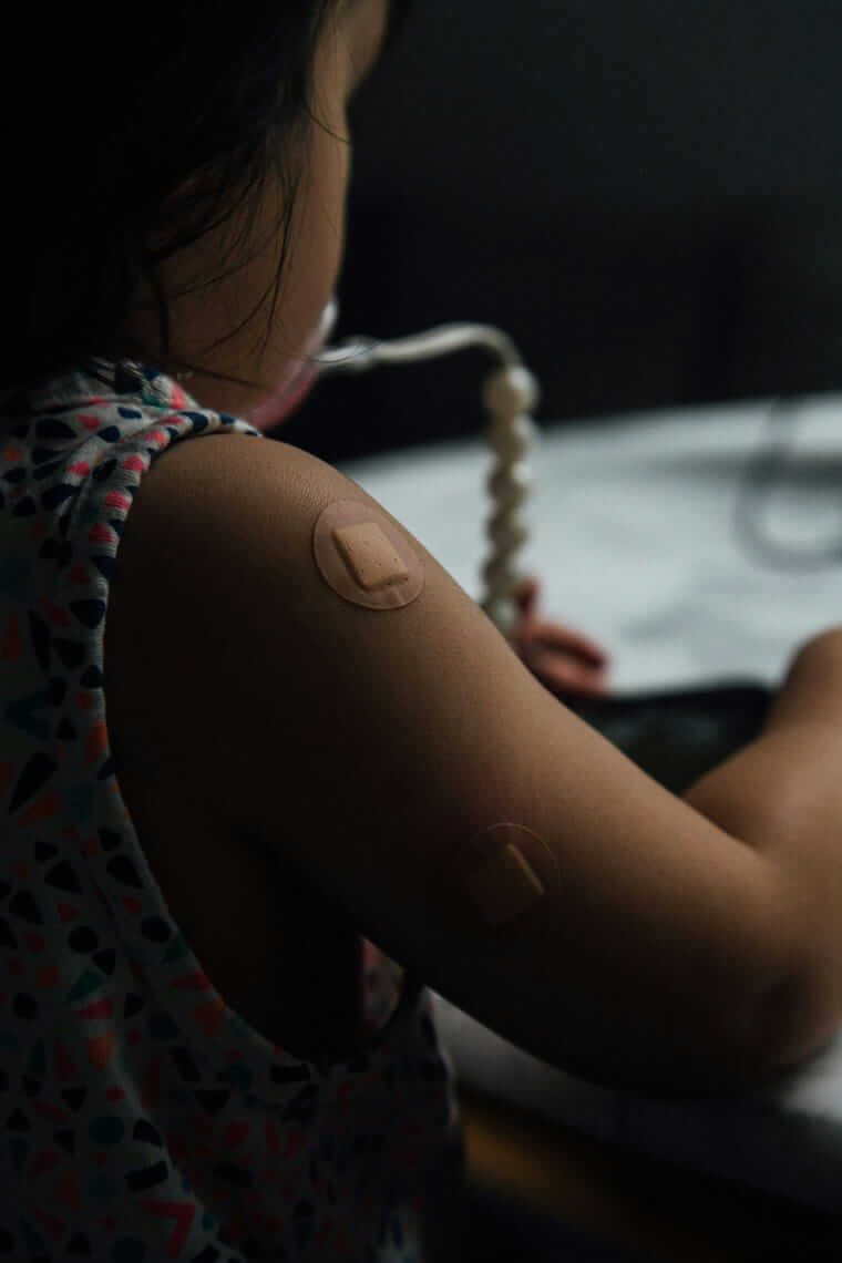Meningokokken Impfung: Was Eltern jetzt wissen müssen Meningokokken, Impfung / Kleinkind-Arm mit zwei Pflastern nach einer Impfung beim Kinderarzt
