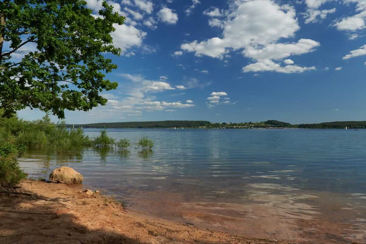 Fränkisches Seenland mit Kindern: Die schönsten Strände, Ausflüge & Tipps für Familien Fränkisches Seenland / Sommerlicher Blick über den Brombachsee mit flachem Ufer, klarem Wasser und blauem Himmel.