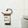 Verstopfung, leere Toilettenpapier-Rolle mit Don't Panic Schriftzug