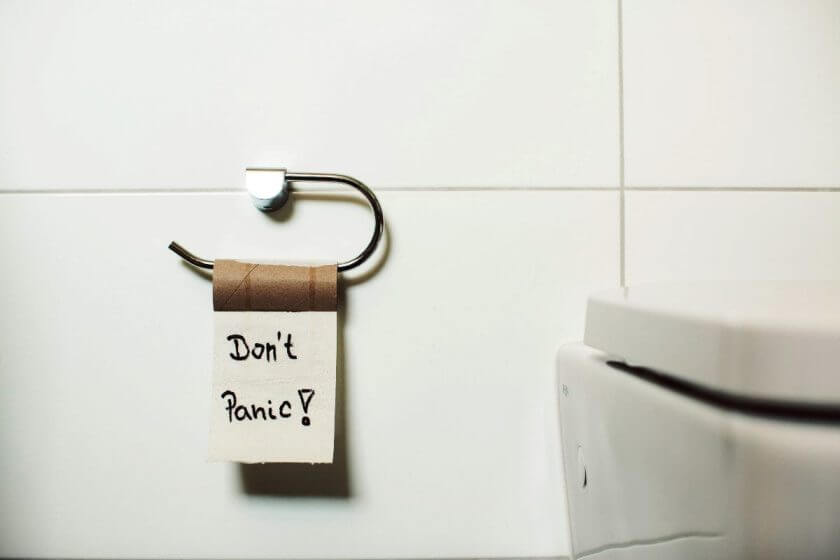 Verstopfung, leere Toilettenpapier-Rolle mit Don't Panic Schriftzug