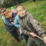 Klassenfahrt, ein Gruppe Kinder spielt Seilziehen