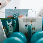 2. Lebensjahr, 1 Jahr / Papiertüte mit grün-weißem Druck einer 1