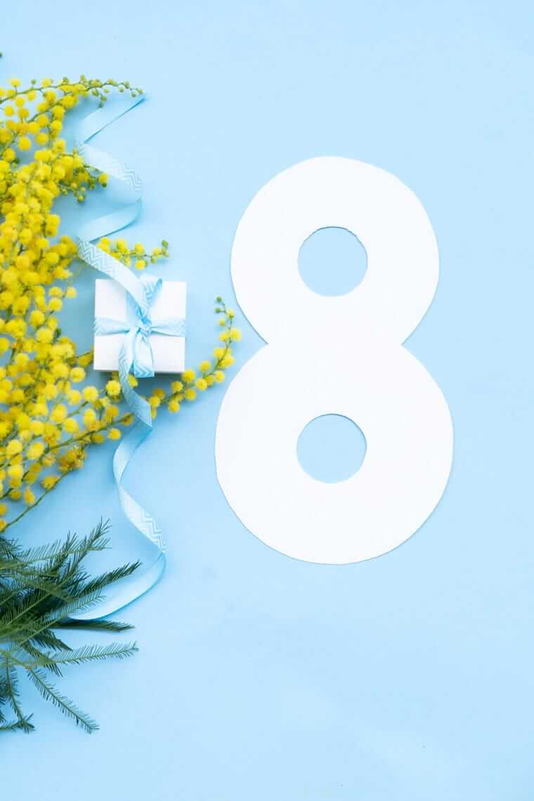 8. Lebensjahr, 8 Jahre (Mimosa flowers on blue background)