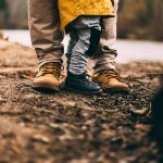Versicherungen (Füße von Vater & Kind im Wald)
