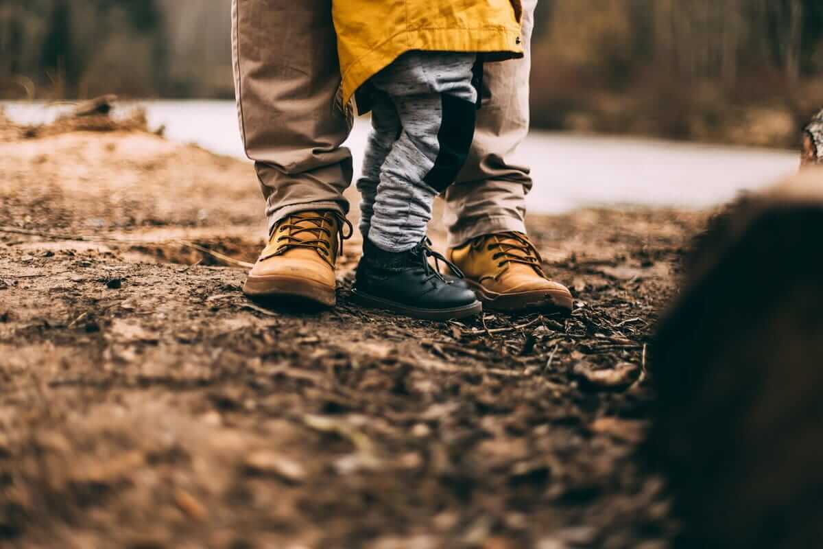 Versicherungen (Füße von Vater & Kind im Wald)