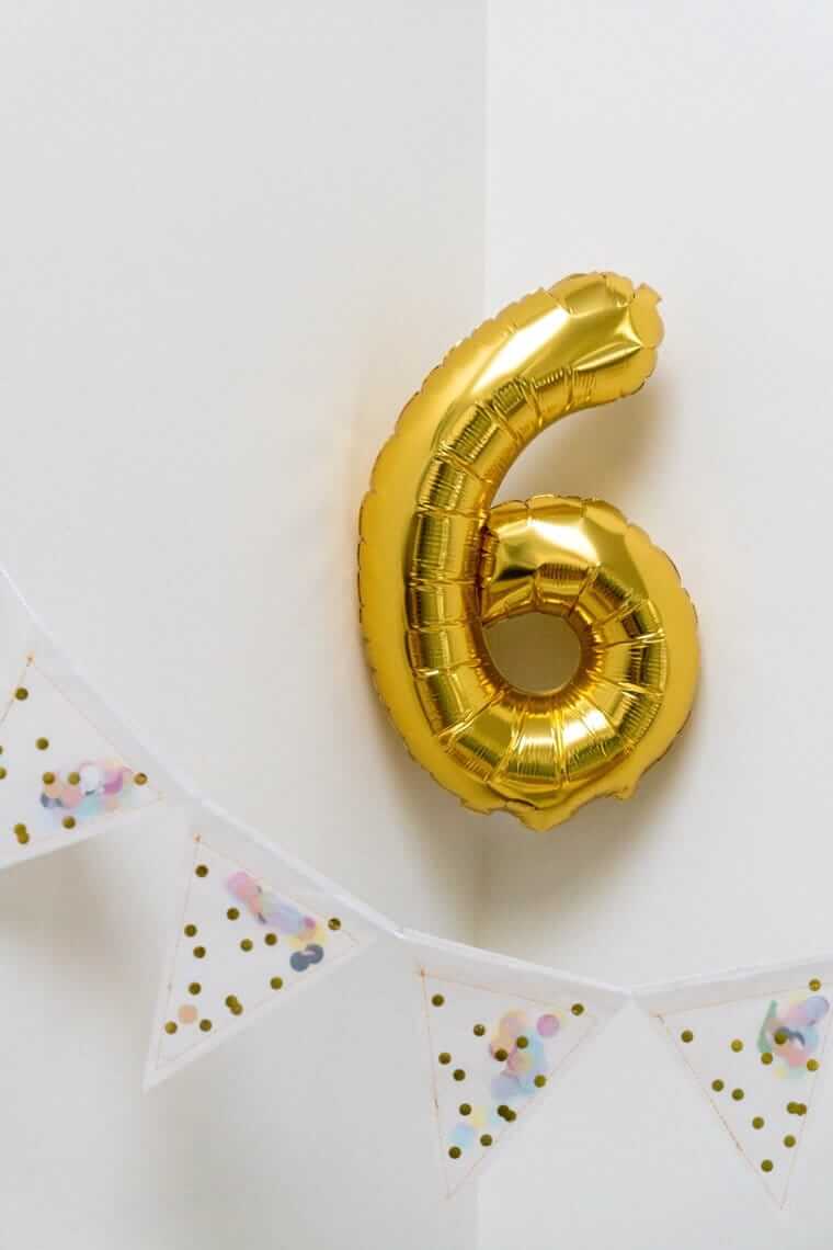 6. Lebensjahr, 6 Jahre (goldener Luftballon in Form einer 6)