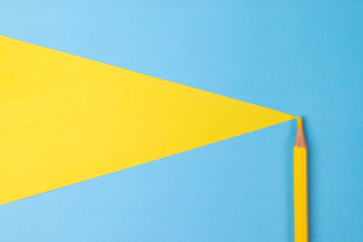weiterführende Schule (gelber Buntstift und gelbes Dreieck vor blauem Hintergrund)