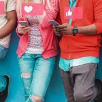 Teenager, Social Media, Soziale Medien (Group of friends watching smart mobile phones - Teenagers addiction to new technology trends)