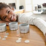 Finanzielle Bildung für Kinder (young girl learning money concepts)
