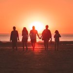 Familienurlaub, Teenager, Reisen mit Teenagern (Silhouettenfoto von 5 Menschen, die während der goldenen Stunde am Strand spazieren gehen)