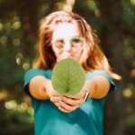 Nachhaltiges Familienleben, Nachhaltigkeit (Frau hält ein grünes Blatt)