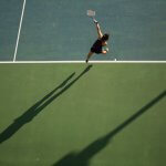 Tennis, Pause, Urlaub, Auszeit (Frau im schwarzen Top mit Tennisschläger)