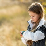 GPS-Uhren (Lovely little girl adjusting her watch)
