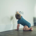 Kindersicherheit, Haushaltssicherheit (Little baby reaching for a plug socket)