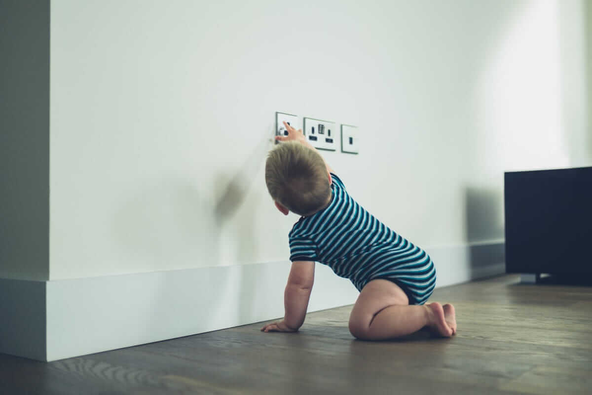 Kindersicherheit, Haushaltssicherheit (Little baby reaching for a plug socket)