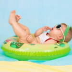 Baby, Geschenke, Sommer (Baby liegt auf aufblasbarem Ring)