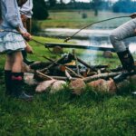 Familienausflüge, Natur ( Familiencamping in der Nähe eines Gewässers während des Tages)