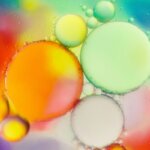 Gehirnentwicklung (Bunte Öl- und Wasserblasen in verschiedenen Farben und Größen schweben in einer abstrakten Komposition.)