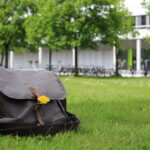 Diebstahl, Schulhof (Schulrucksack unbeaufsichtigt auf dem Schulhof – Symbolbild für Diebstahl in der Schule)