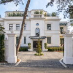 Eleganter Hoteleingang des Petit Bois Füred in Balatonfüred mit klassischer Architektur und Garten