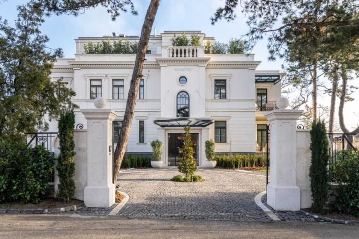 Petit Bois Füred – Wo Luxus auf Familienerlebnisse im Herzen des Balaton trifft Eleganter Hoteleingang des Petit Bois Füred in Balatonfüred mit klassischer Architektur und Garten