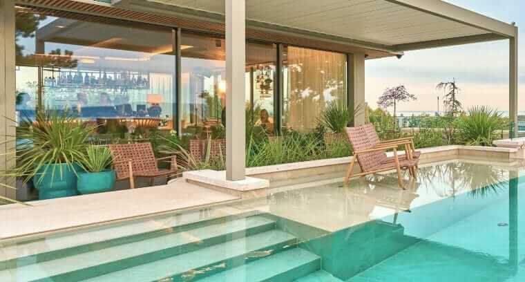 Petit Bois Füred – Wo Luxus auf Familienerlebnisse im Herzen des Balaton trifft Moderner Poolbereich mit überdachter Terrasse und Bar im Petit Bois Füred am Balaton