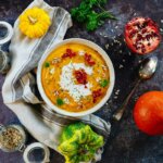 Herbstessen & Lebensmittelpreise / Herbstliche Kürbissuppe mit Kernen, Granatapfel und frischen Kräutern – gesundes Familiengericht für die Herbstküche