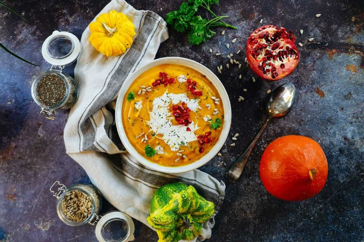 Herbstessen & Lebensmittelpreise / Herbstliche Kürbissuppe mit Kernen, Granatapfel und frischen Kräutern – gesundes Familiengericht für die Herbstküche