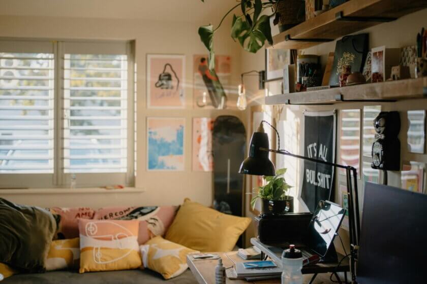 Gemütliches Jugendzimmer mit Sofa, Schreibtisch und warmem Tageslicht als persönlicher Rückzugsort für Teenager