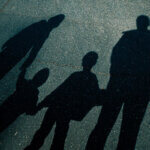Familienrituale / Familienschatten auf dem Asphalt