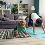 Kurnachsorge (Mutter & Kind machen zusammen Yoga)