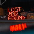 Ehering verloren / Lost and Found Neonschild mit Spiegelung