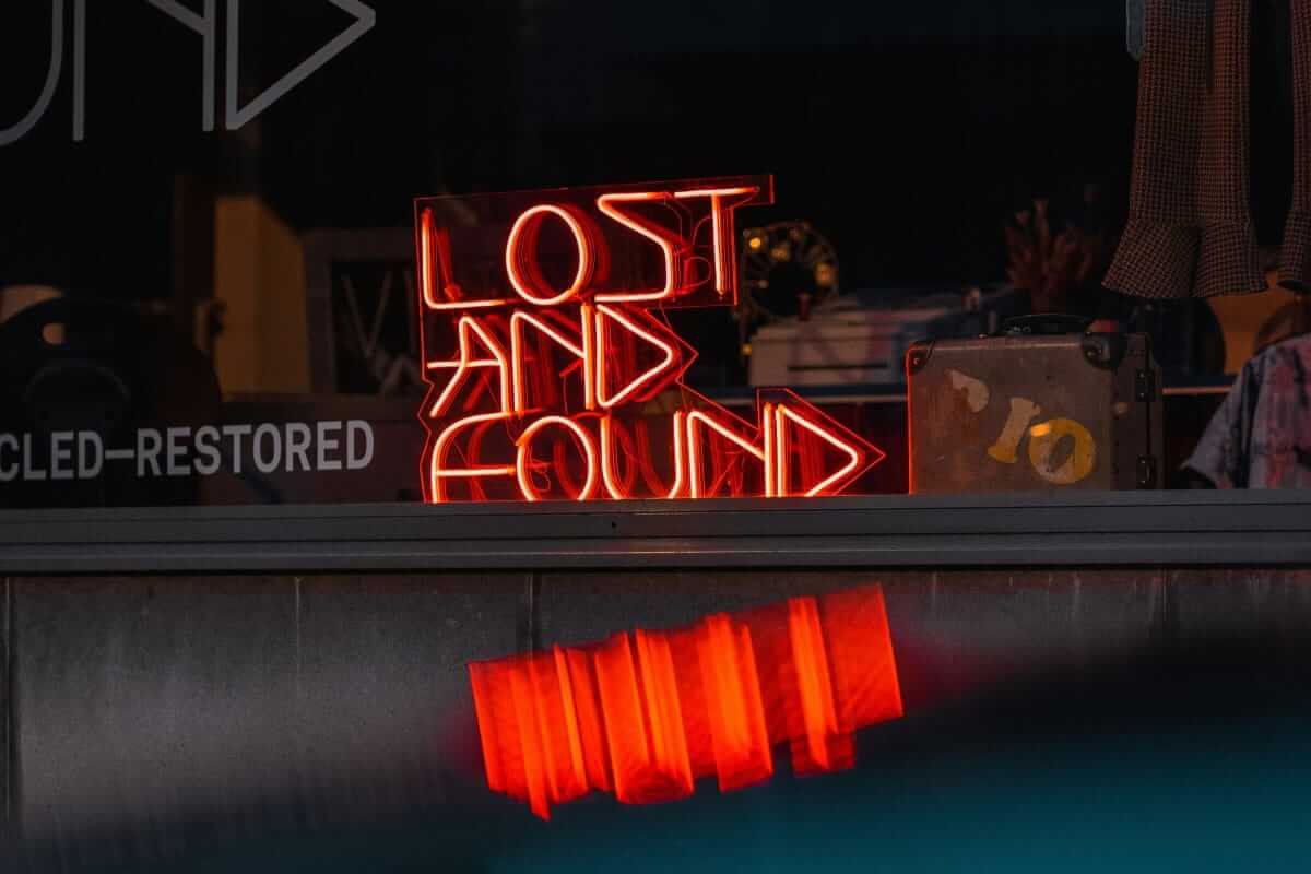 Ehering verloren – und jetzt? So gehst du entspannt und richtig vor Ehering verloren / Lost and Found Neonschild mit Spiegelung