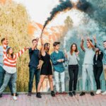 Struktur / Jugendliche zwischen Freiheit und Grenzen – bunte Rauchbomben vor Zaun
