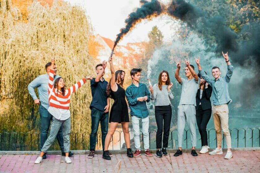 Struktur / Jugendliche zwischen Freiheit und Grenzen – bunte Rauchbomben vor Zaun