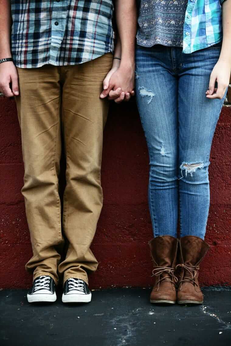 Erste Liebe bei Teenagern / Teenager halten Händchen – Nähe in ersten Beziehungen