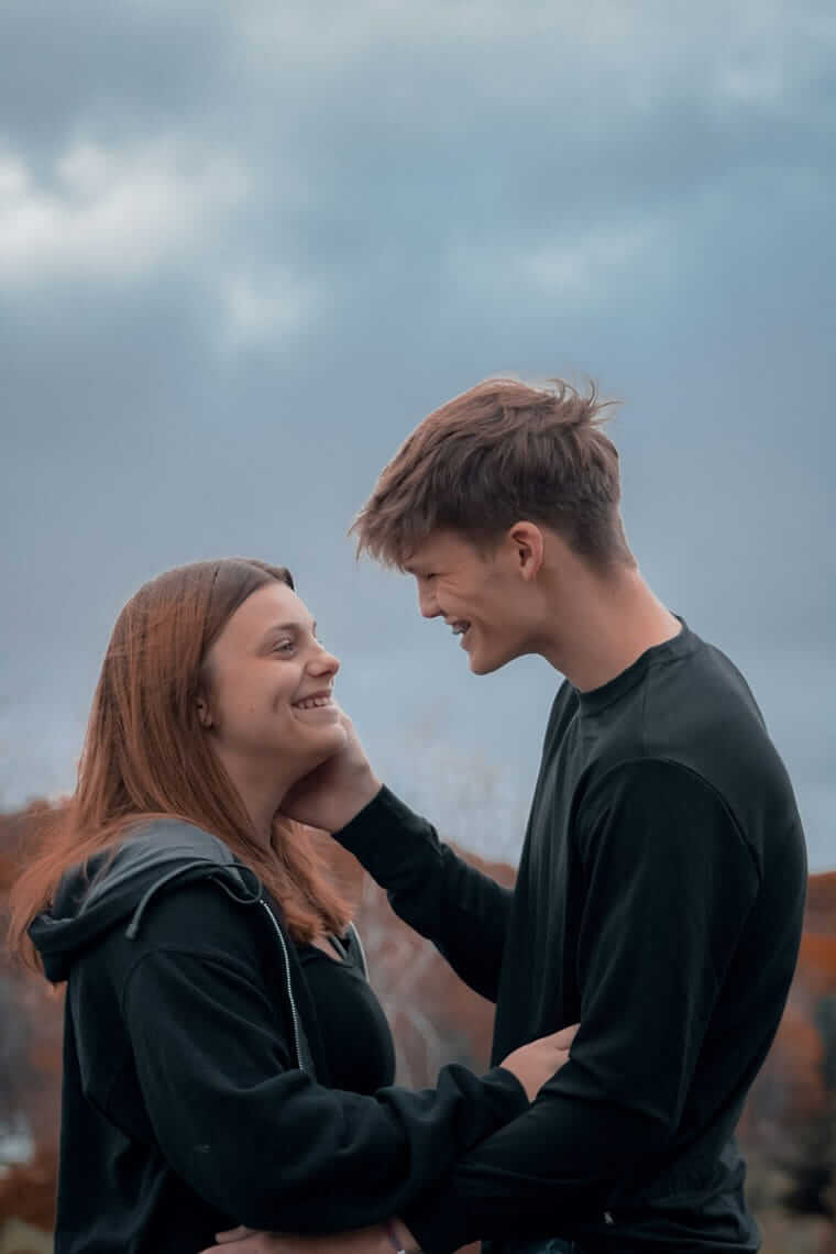 Junges Paar lacht zusammen – erste Liebe bei Teenagern