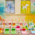 Kita / Bunte Kinderstühle aufgereiht vor einer farbenfrohen Hausfassade mit gemalten Tiermotiven auf den Fenstern einer Kindertagesstätte